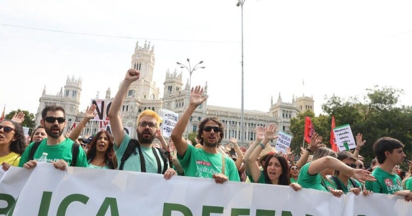 Las imágenes de la manifestación por la educación pública que acaba en la acampada de Sol