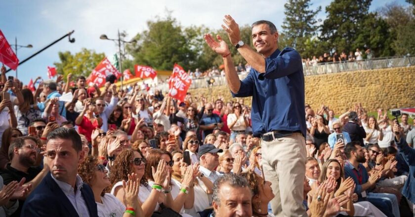Sánchez acusa a la derecha de intentar enfrentar a pequeños propietarios e inquilinos «para que no miremos arriba, a los de los aticazos y a los fondos buitre»