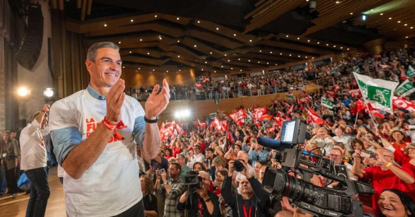 Sánchez reivindica «la España de Lorca» frente a «las tijeras» de Feijóo y «la motosierra» de Abascal