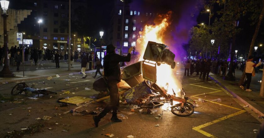 Altercados, saqueos y cargas en el centro de Barcelona en una protesta juvenil «contra el sistema»