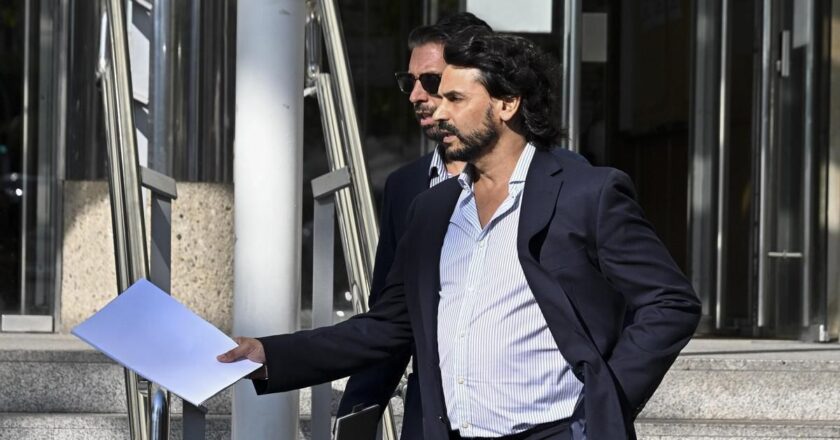 El juez imputa al directivo de Quirón por el presunto «soborno» de la pareja de Ayuso en un negocio de mascarillas