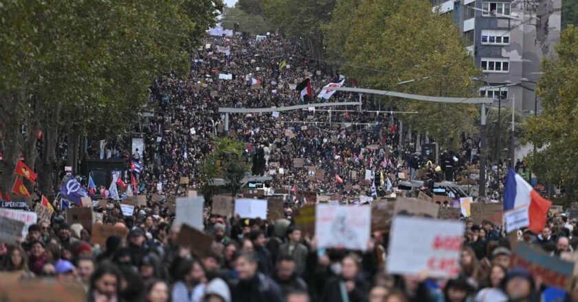 La calle mantiene la presión sobre Macron con marchas masivas pese a las trabas del Gobierno