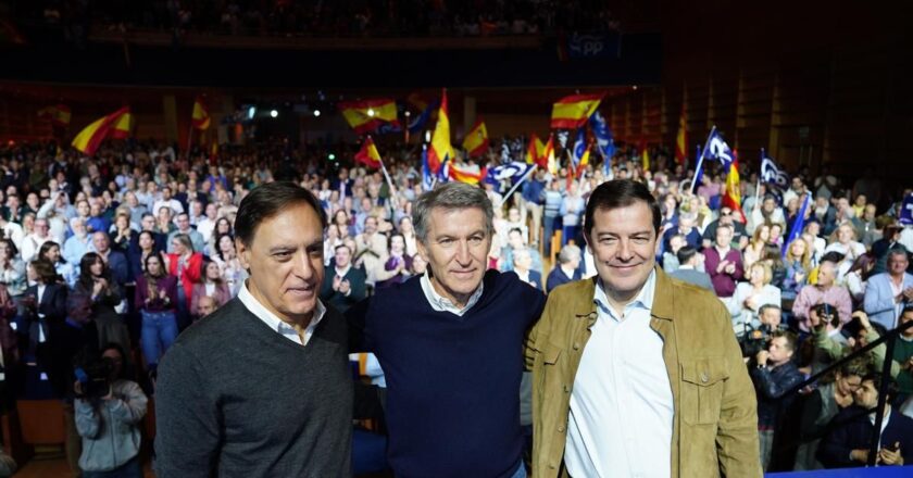 Feijóo culpa a Sánchez sin pruebas de los disturbios en Barcelona: «Se están resistiendo a abandonar el poder con violencia»