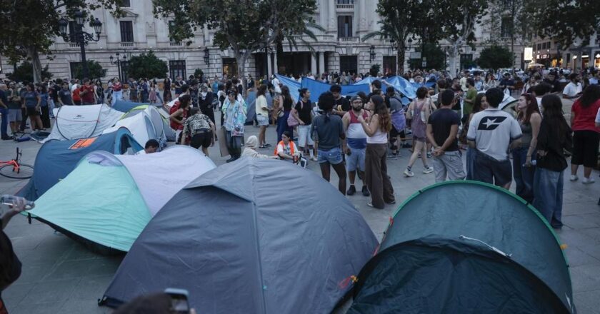 La protesta por el derecho a la vivienda deriva en una acampada en el centro de València
