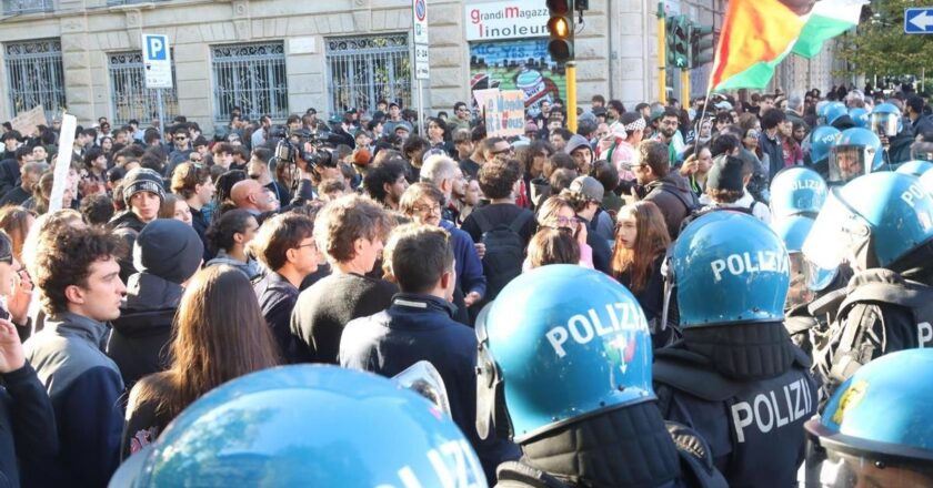 Miles de jóvenes protestan en Milán por los precios y el despliegue policial de Meloni