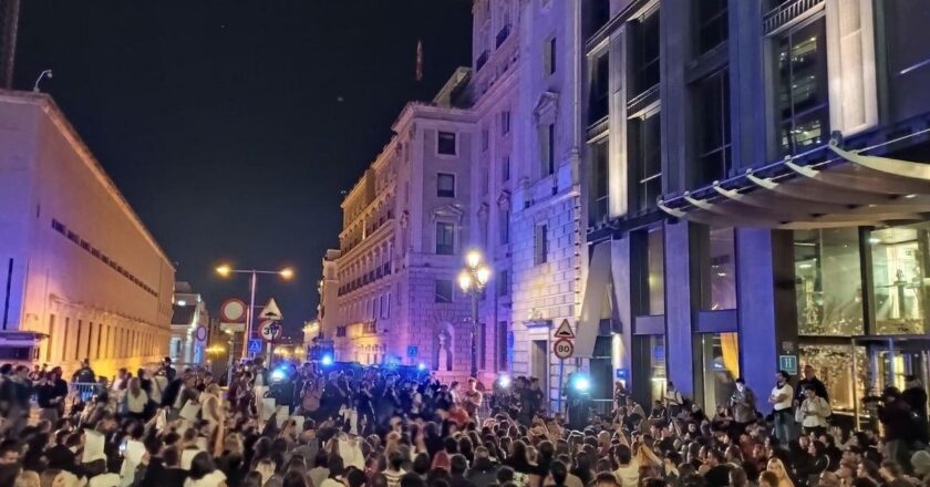 Cientos de personas marchan hacia el Congreso tras la muerte de Maricarmen: «No toleramos ni un desahucio más»